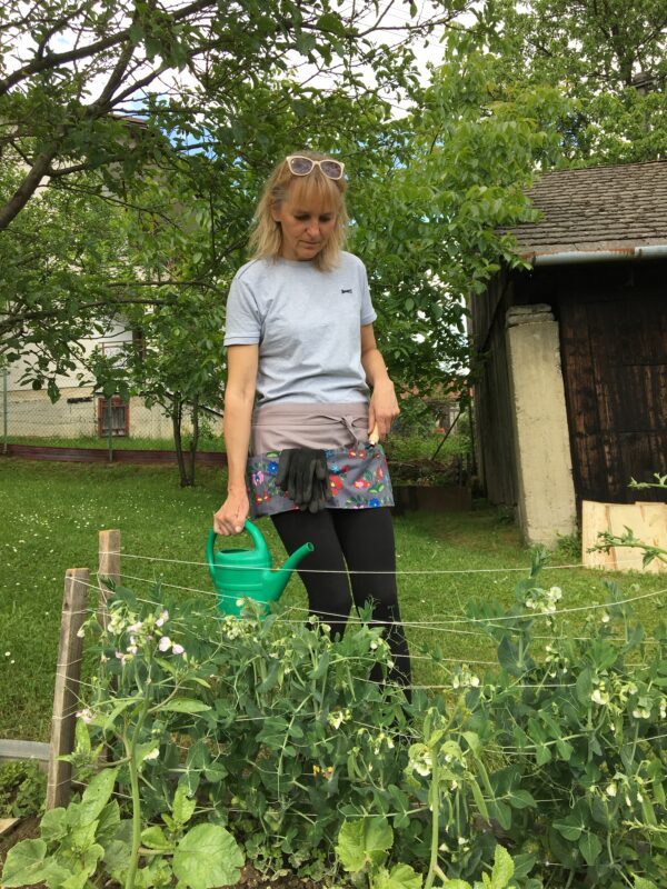 Sivá zástera do zástera s kvetmi