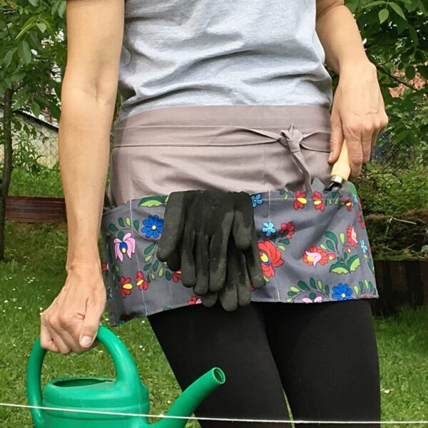 Sivá zástera do zástera s kvetmi